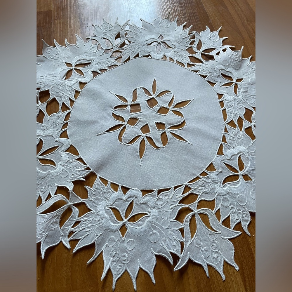 Embroidered round tablecloth - Picture 6 of 7